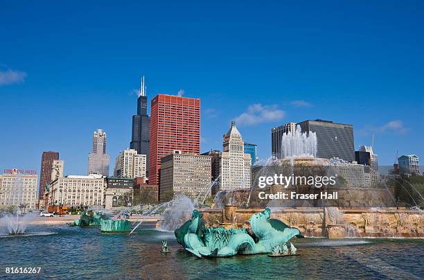 buckingham fountain, grant park, chicago - buckingham fountain chicago imagens e fotografias de stock