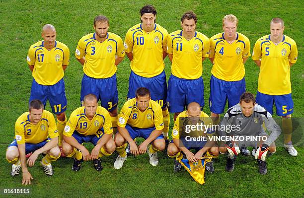 The Swedish team pose before the Euro 2008 Championships Group D football match Russia vs. Sweden on June 18, 2008 at the Tivoli Neu stadium in...
