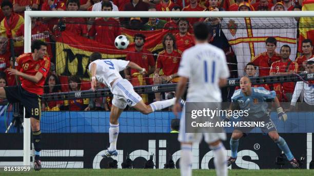 Greek forward Angelos Charisteas scores a goal against Spanish goalkeeper Jose Manuel Reina and Spanish midfielder Xabi Alonso during the Euro 2008...