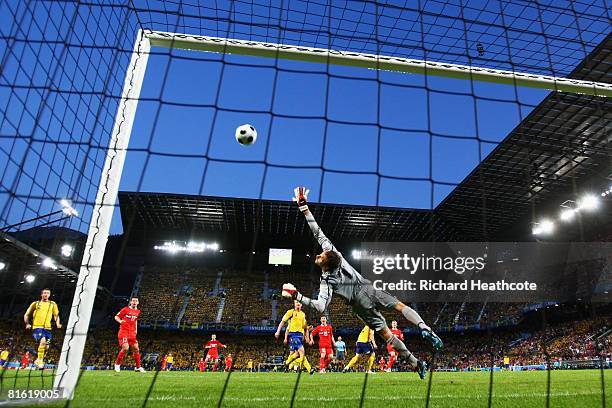 Roman Pavlyuchenko of Russia hits the crossbar during the UEFA EURO 2008 Group D match between Russia and Sweden at Stadion Tivoli Neu on June 18,...