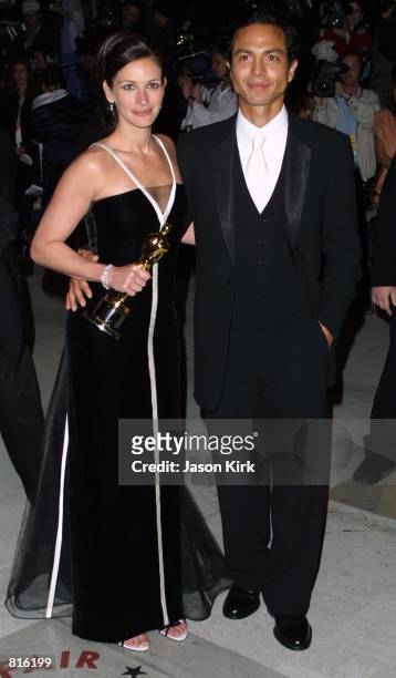 Best Actress winner Julia Roberts and boyfriend Benjamin Bratt arrive at the Vanity Fair post Oscar party March 25, 2001 at Morton's restaurant in...