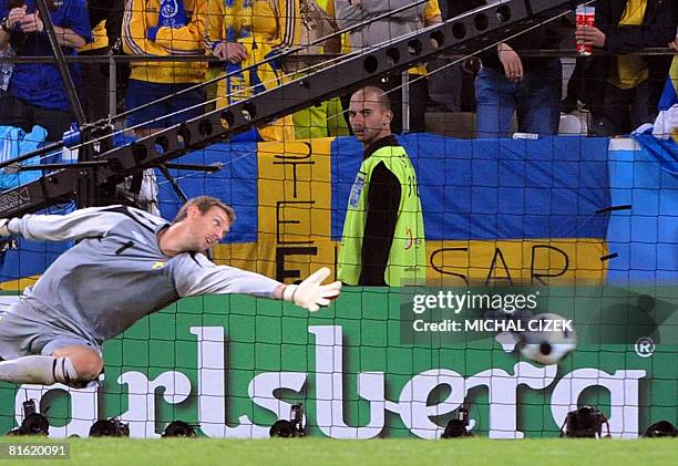 Swedish goalkeeper Andreas Isaksson fails to save a goal shot by Russian forward Andrei Arshavin during the Euro 2008 Championships Group D football...