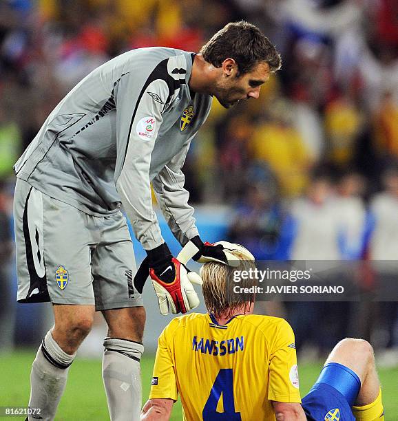 Swedish goalkeeper Andreas Isaksson and defender Petter Hansson look dejected at the end of the Euro 2008 Championships Group D football match Russia...