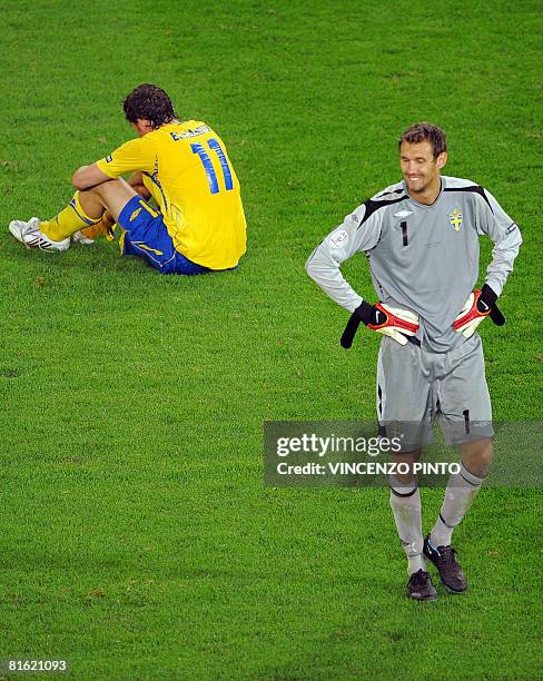 Swedish goalkeeper Andreas Isaksson and forward Johan Elmander look dejected at the end of the Euro 2008 Championships Group D football match Russia...