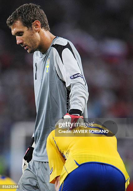 Swedish goalkeeper Andreas Isaksson and defender Fredrik Stoor look dejectedat the end of the Euro 2008 Championships Group D football match Russia...