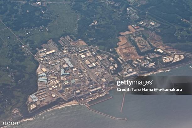 fukushima daiichi nuclear power station daytime aerial view from airplane - préfecture de fukushima fotografías e imágenes de stock