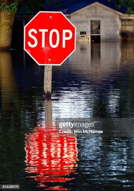Missisuaga Floating Warning Sign Mississippi River Towns Brace For Major Flooding Photos and Premium ...