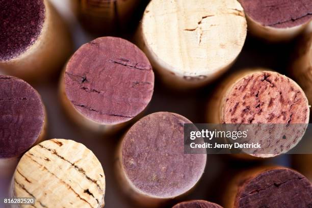 wine bottle corks - bordeauxrood stockfoto's en -beelden