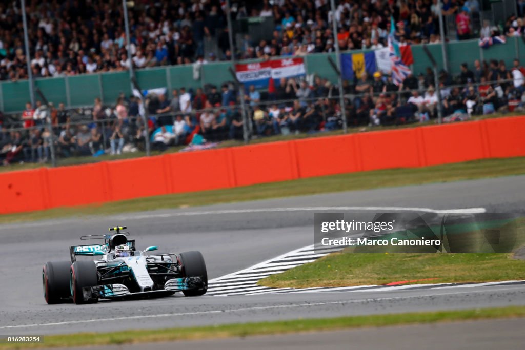 Valtteri Bottas driving the (77) Mercedes AMG Petronas F1...