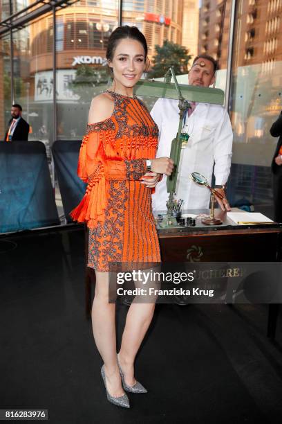Regina Hixt Pictures and Photos - Getty Images