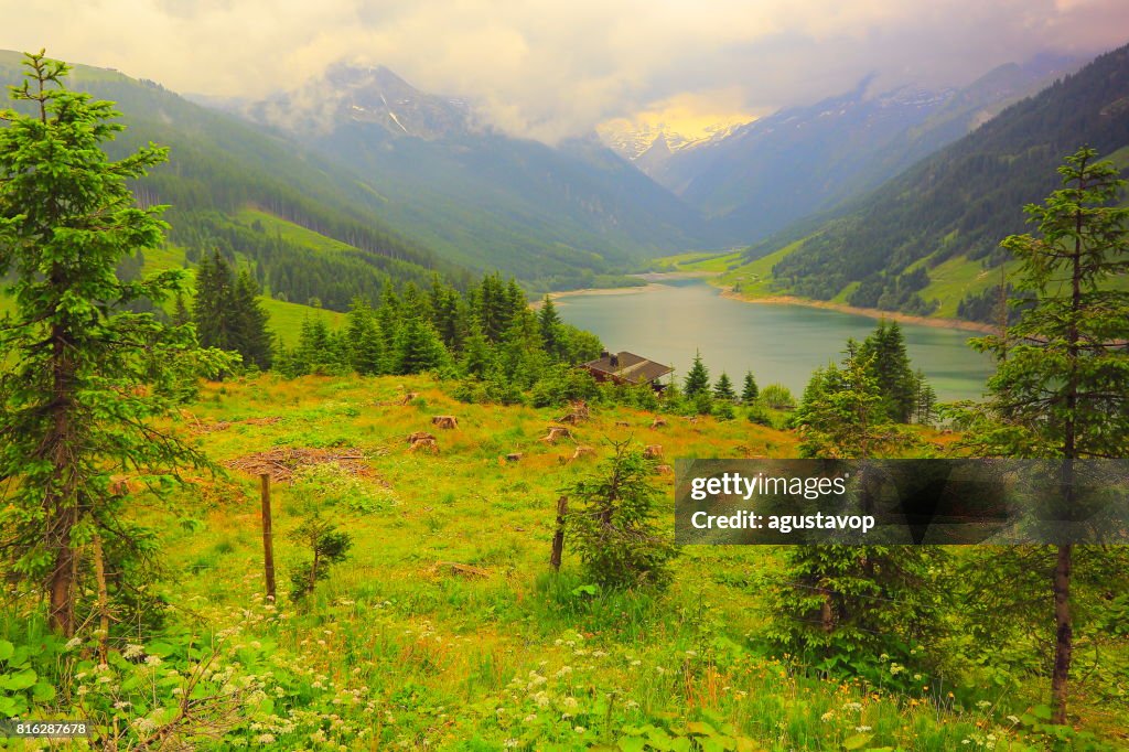 Alpine Gletschersee dam, idyllischen Landschaft in der Nähe von majestätischen Zillertaler Alpen Tal, dramatische Tirol schneebedeckten Bergkette Panorama, Österreich