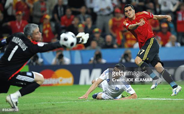 Spanish forward Daniel Guiza tries to score against Greek goalkeeper Antonis Nikopolidis during the Euro 2008 Championships Group D football match...
