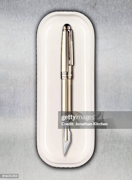 scalpel pen in a tray - scalpel stockfoto's en -beelden