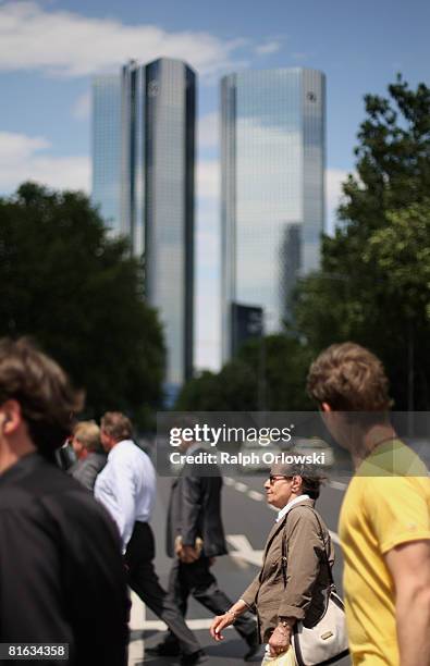 Pedestrians walk past the headquarters of Deutsche Bank AG on June 19, 2008 in Frankfurt, Germany. Today the shares of Deutsche Bank fell by 1,5...