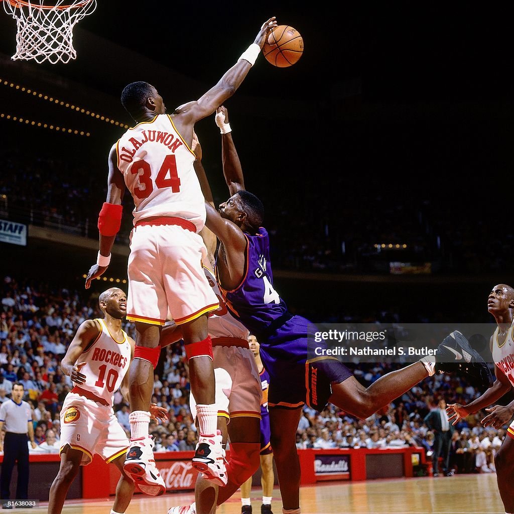 Houston Rockets 05 Hakeem Olajuwon of the Houston Rockets blocks a shot attempt by A.C ...