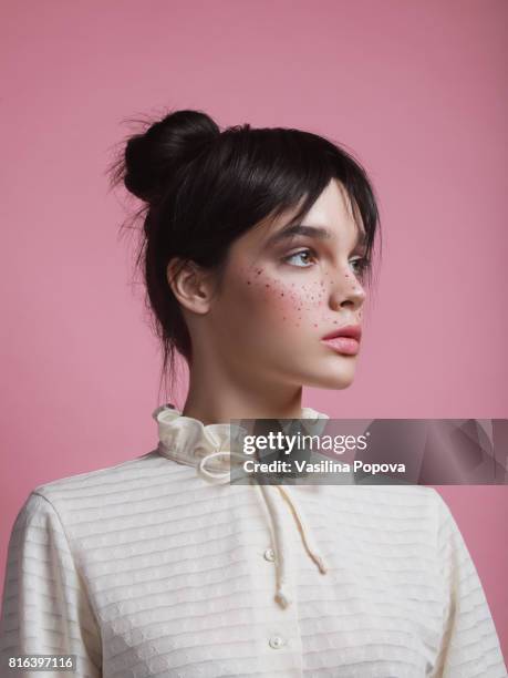 portrait of young girl with freckles - rosa bluse stock-fotos und bilder