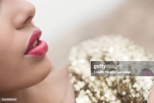 labios rojos - labios rojos stock pictures, royalty-free photos & images