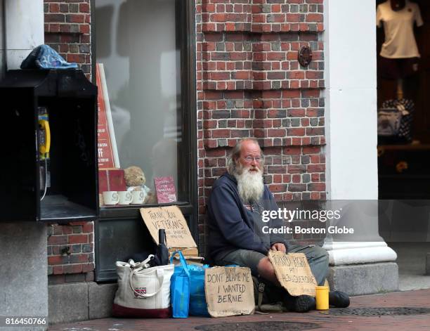 Homeless Chain Homeless To Harvard Photos and Premium High Res Pictures - Getty Images