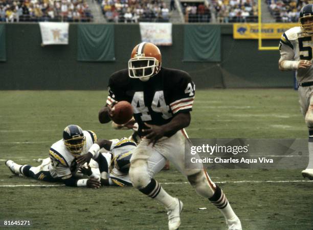 Cleveland Browns running back Ernest Byner carries the ball and looks for room to run during the Browns 21-7 victory over the San Diego Chargers on...