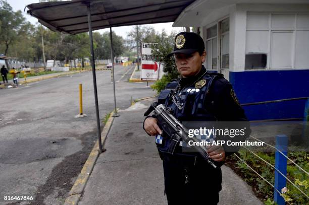 Police officer stand guard outside the "Reclusorio Norte" prison on July 17, 2017 in Mexico City where former governor Javier Duarte is awaited....