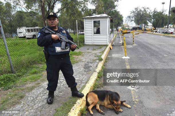 Police officer stand guard outside the "Reclusorio Norte" prison on July 17, 2017 in Mexico City where former governor Javier Duarte is awaited....