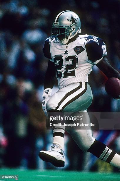 Running back Emmitt Smith of the Dallas Cowboys races to the endzone for a touchdown against the Green Bay Packers in the 1994 NFC Divisional Playoff...