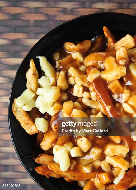 poutine at a pub in mont tremblant, quebec, canada - mont tremblant photos et images de collection