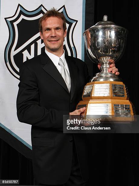 Nicklas Lidstrom of the Detroit Red Wings poses with the James Norris Memorial Trophy during the 2008 NHL Awards at the Elgin Theatre on June 12,...
