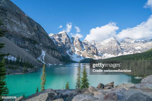 lago moraine, parque nacional de banff, canadá - montañas rocosas canadienses fotografías e imágenes de stock