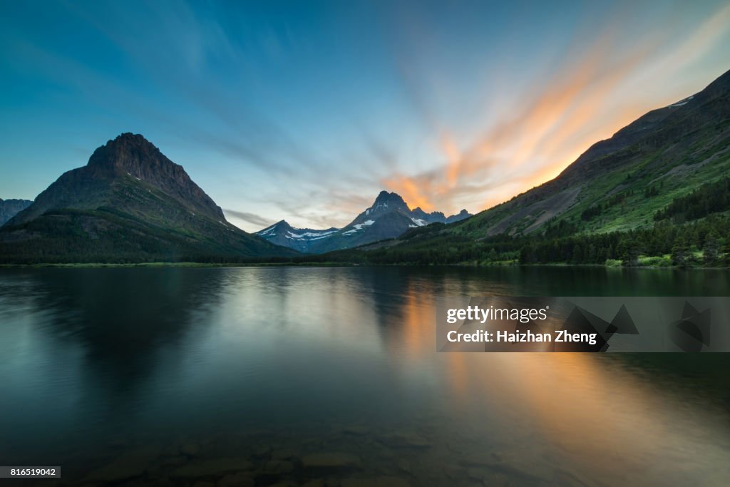 See Swiftcurrent Lake im Morgengrauen