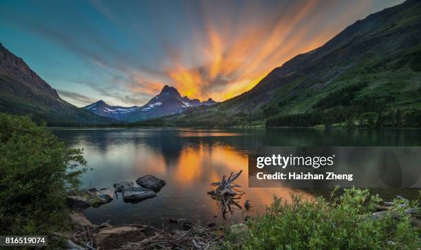 在黎明的斯威夫特卡倫特湖 - glacier national park 個照片及圖片檔