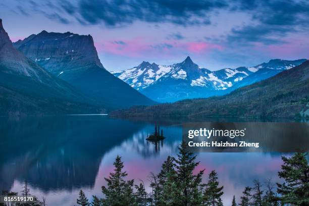 wild goose island in ochtend - us glacier national park stockfoto's en -beelden