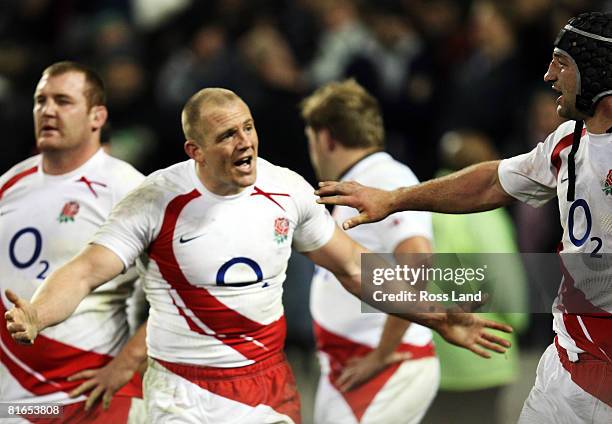 England captain Steve Borthwick tries to calm Mike Tindall during his teams defeat in the second Iveco Series test match between the New Zealand All...