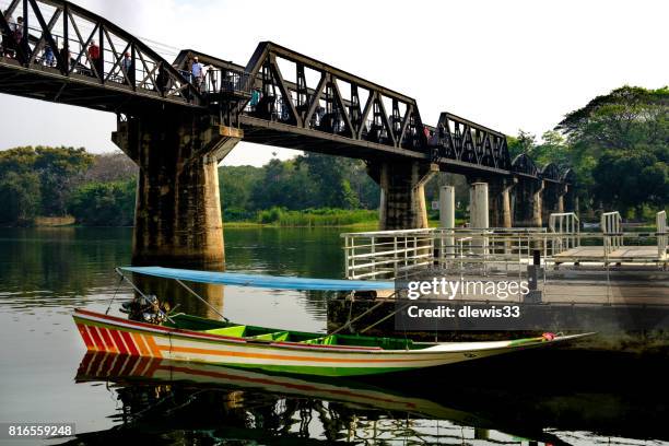 brücke über den river kwai, thailand - brücke über den fluss kwai stock-fotos und bilder