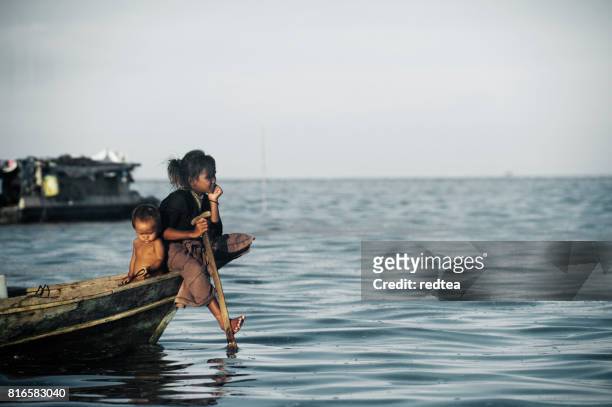 gitanos del mar de bajau de borneo en barco, sabah - isla de mabul fotografías e imágenes de stock