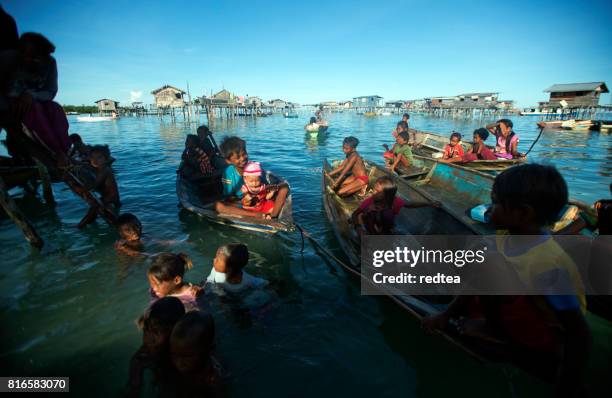 bajau zee zigeuners van borneo op een boot, sabah - bajau stockfoto's en -beelden