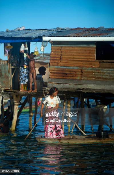 bajau zee zigeuners van borneo op een boot, sabah - bajau stockfoto's en -beelden