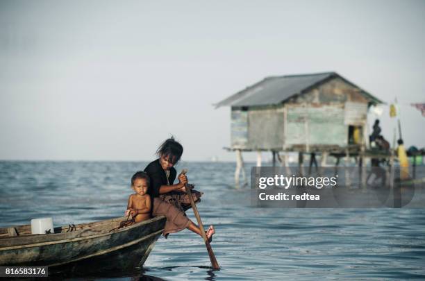 bajau zee zigeuners van borneo op een boot, sabah - bajau stockfoto's en -beelden