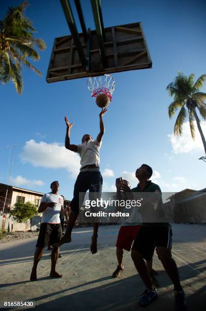 selección de baloncesto de malasia sabah polo isla marga isla haigipisi village - isla de mabul fotografías e imágenes de stock