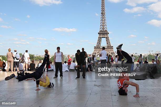 Hip hop dancers perform at the Trocadero in front of the Eiffel tower on June 21, 2008 in Paris, as part of the music festival, the "Fete de la...