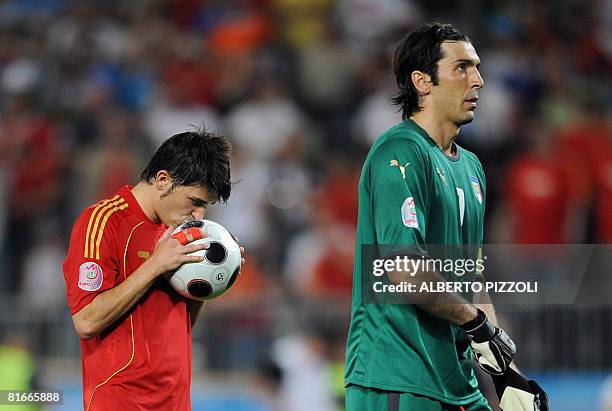 Spanish forward David Villa kisses the ball next to Italian goalkeeper Gianluigi Buffon prior to the penalty shootouts during the Euro 2008...