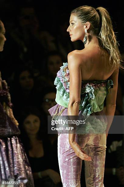 Brazilian supermodel Gisele Bundchen presents an outfit by Colcci as part of the 2009 Spring-Summer collections of the Sao Paulo Fashion Week, in Sao...