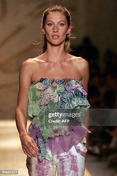 Brazilian supermodel Gisele Bundchen presents an outfit by Colcci as part of the 2009 Spring-Summer collections of the Sao Paulo Fashion Week, in Sao...