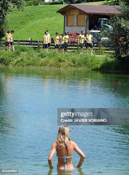 Spain national football team players walk during a training session on June 23, 2008 at Sportplatz Kampl in Neustift im Stubaital near Innsbruck....