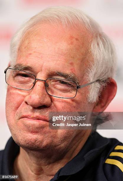 Coach Luis Aragones of Spain smiles during a press conference after a light training session the day after his quarter-final match at the Kampl...
