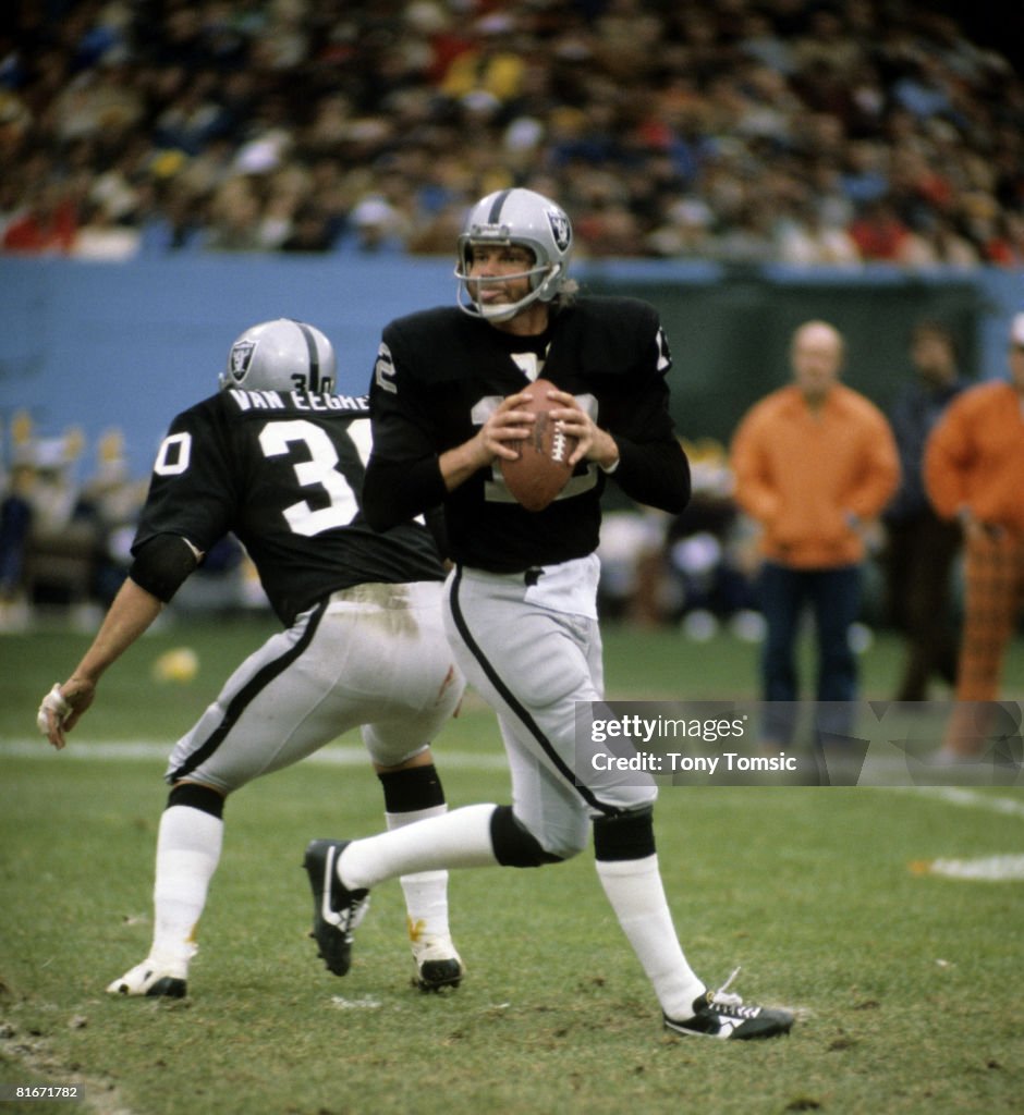 Oakland Raiders quarterback Ken Stabler drops back to pass during a