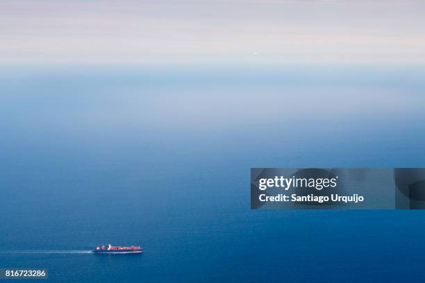 aerial view of container ship in mediterranean sea - marine marchande photos et images de collection