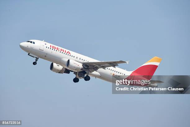 iberia airbus a320 takeoff - a320 turbine engine stock pictures, royalty-free photos & images