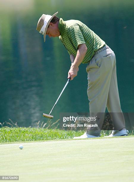 Briny Baird putts during the second round of the Travelers Championship at TPC River Highlands held on June 20, 2008 in Cromwell, Connecticut.