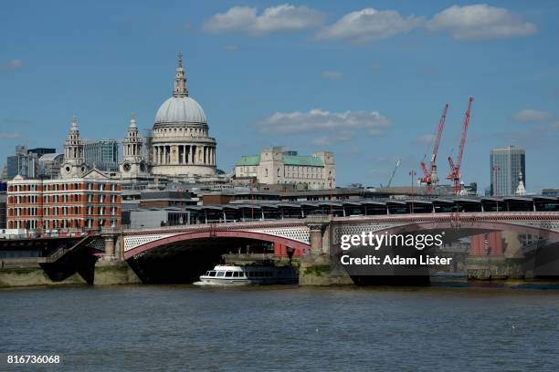 bridge to st pauls cathedral - adam lister stock-fotos und bilder